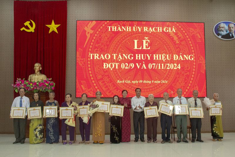 Đồng chí Nguyễn Văn Hôn-Phó Bí thư Thành ủy, Chủ tịch Ủy ban nhân dân thành phố và đồng chí Nguyễn Thị Hoàn Xuân-Phó Bí thư Thành ủy trao huy hiệu Đảng cho đảng viên